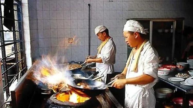 拜仁在上周宣布和诺伊尔提前续约到2025年夏天，这名37岁的门将在复出之后表现出色，并预计会在明年3月重返国家队。